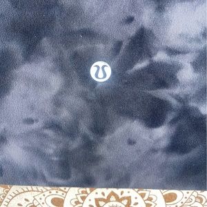 Lululemon biker shorts, 8” , size 6, beautiful, gray, tie-dye, like new too big